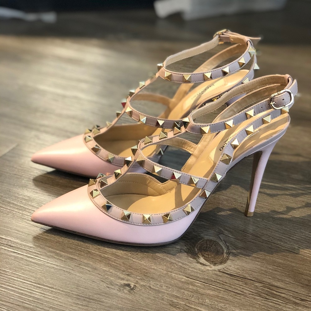 Valentino Garavani Rockstud pumps (Never Worn)